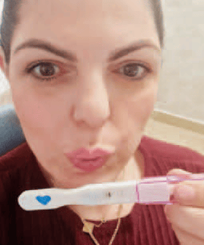 ללוצשווילי עם בדיקת ההריון החיובית (צילום: אלבום פרטי) ללוצשווילי עם בדיקת ההריון החיובית