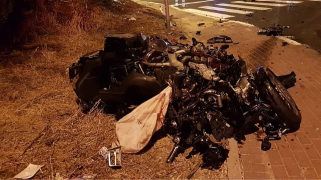 שרידי האופנוע לאחר התאונה