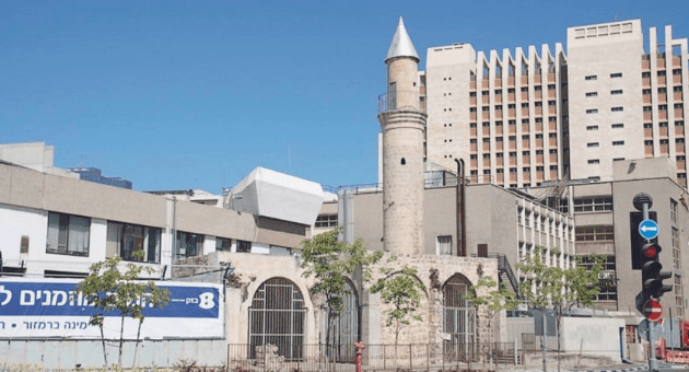 המסגד ומתחם בזק הסמוך 