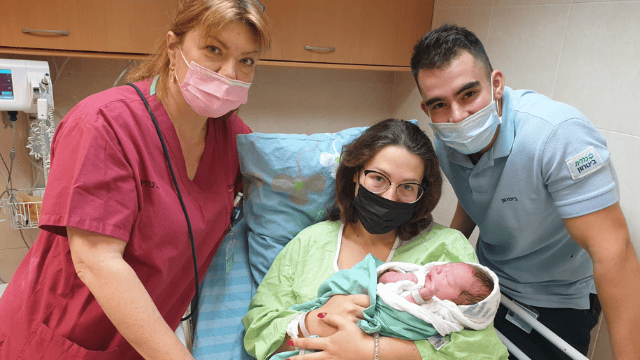 ויקטוריה וטימור וינרסקי עם התינוק