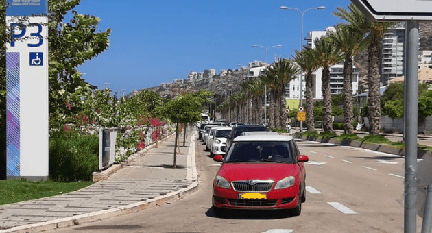 פקקים בכניסה למתחם בדיקות הקורונה