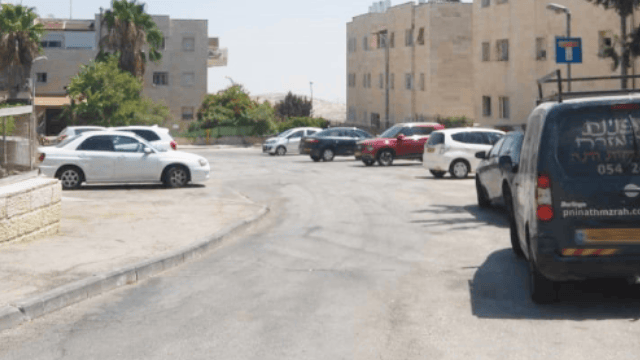 הכניסה ל'אמרי קלמן'. הרחוב הולנדי, חשבון החשמל הוא ישראלי | 