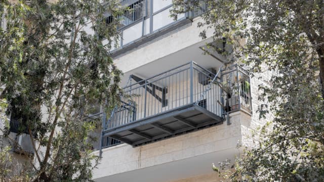 חשפה את גופה