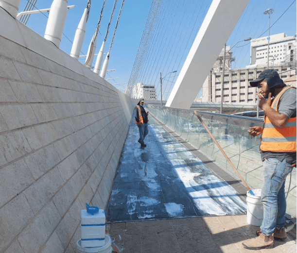 השיפוצים בגשר המיתרים. שלל שיתופים ותגובות לועגות של תושבים