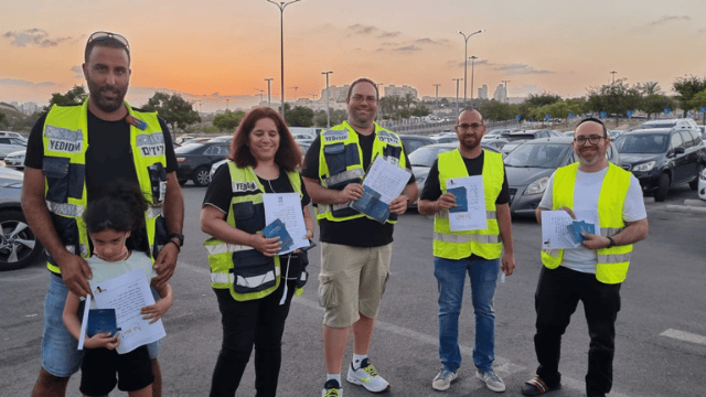 ארגון ידידים בחלוקת תלושי מזון