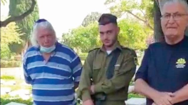 פאר (מימין) על הקבר