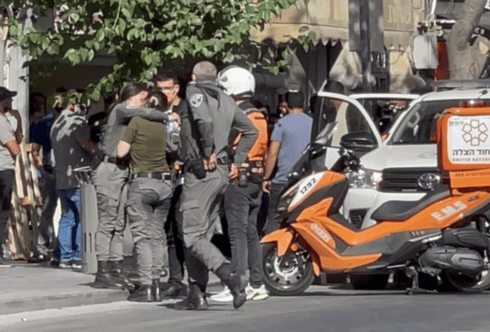 לוחמת מג״ב שניטרלה את המחבל מתחבקת עם חברתה