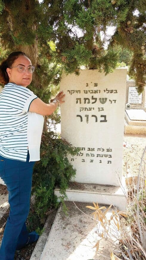 שומרוני בקבר של ד"ר ברוור. חיפשה בחלקות הרופאים (צילום: פרטי) שומרוני בקבר של ד"ר ברוור. חיפשה בחלקות הרופאים