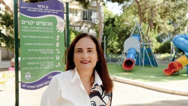 זיוה שומרוני על רקע השלט הישן. יוחלף בטקס חגיגי זיוה שומרוני על רקע השלט הישן. יוחלף בטקס חגיגי