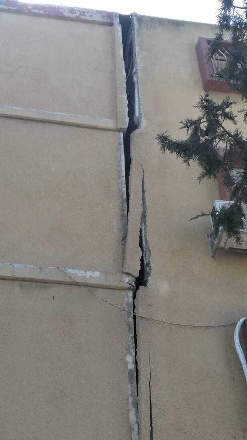 הסדק בבניין בראשל"צ