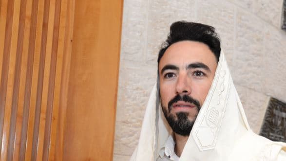חיים אלון: "יש לא מעט שירים שבשנים האחרונות יצאו לאור והמקור שלהם הוא בבתי הכנסת" (הרצל יוסף) חיים אלון: "יש לא מעט שירים שבשנים האחרונות יצאו לאור והמקור שלהם הוא בבתי הכנסת"