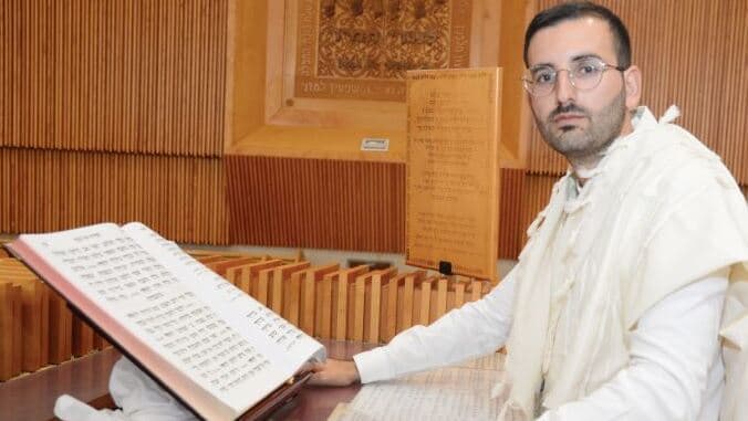 דביר דלויה: "אני הרבה פעמים מחבר לחנים מוכרים שאנשים מזהים למילים של התפילה. זה גורם לקהל הפחות מסורתי להתחבר למילים ולתפילה" (הרצל יוסף) דביר דלויה: "אני הרבה פעמים מחבר לחנים מוכרים שאנשים מזהים למילים של התפילה. זה גורם לקהל הפחות מסורתי להתחבר למילים ולתפילה"