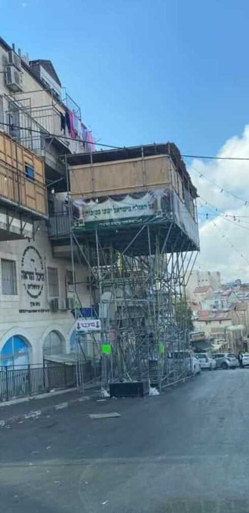 הסוכה במאה שערים