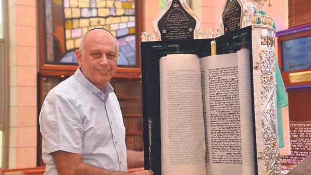 בית הכנסת אחוות רעים. הגבאי אברהם קציר