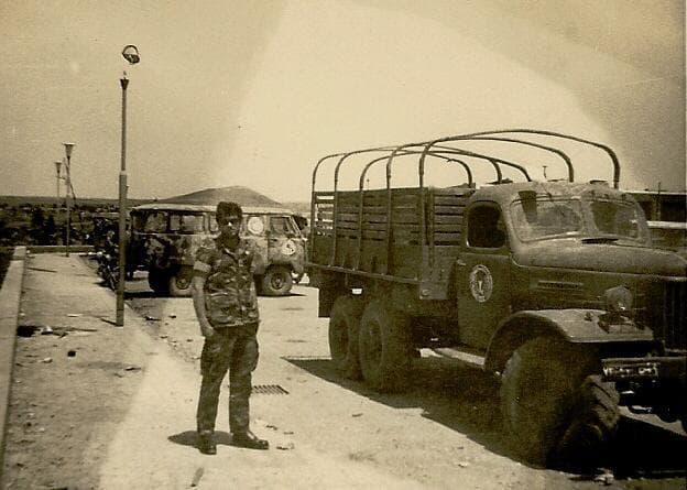 חיימקה אבני ברחבת החניה בחזית המפקדה, 1967