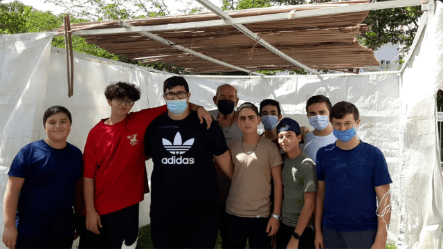 תלמידי אמית בונים סוכה