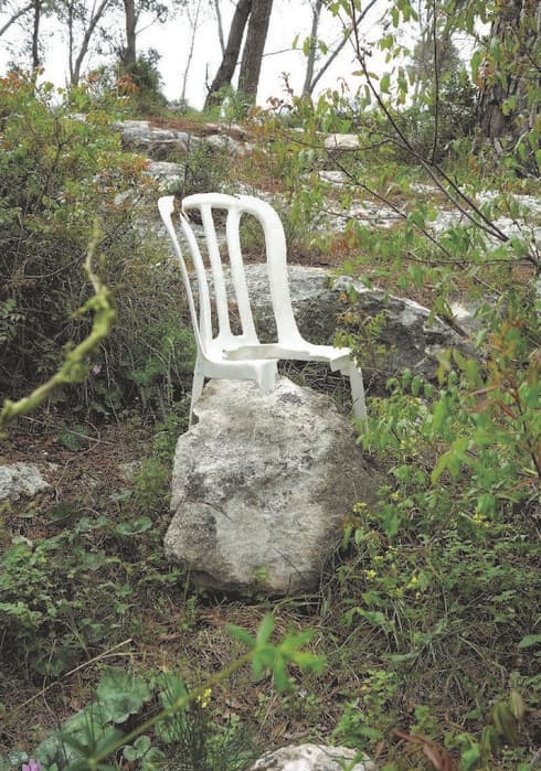 מתוך התערוכה "כיסאות מתבודדים"