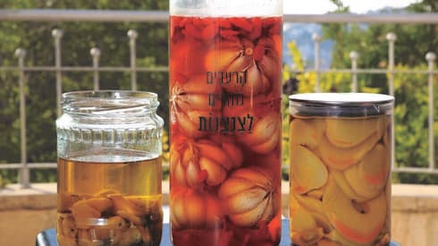 שלוש צנצנות שום