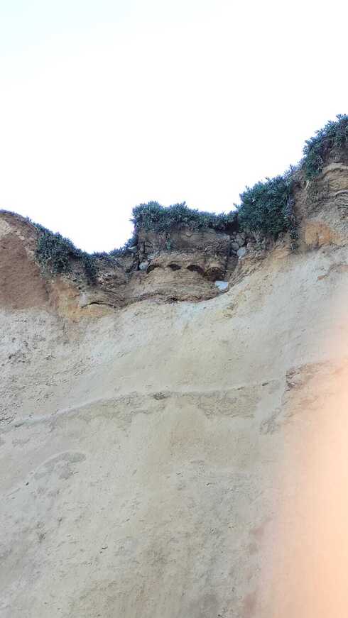"חשש מקריסת הצוק כולו" (צילום: דוברות המשטרה) "חשש מקריסת הצוק כולו"
