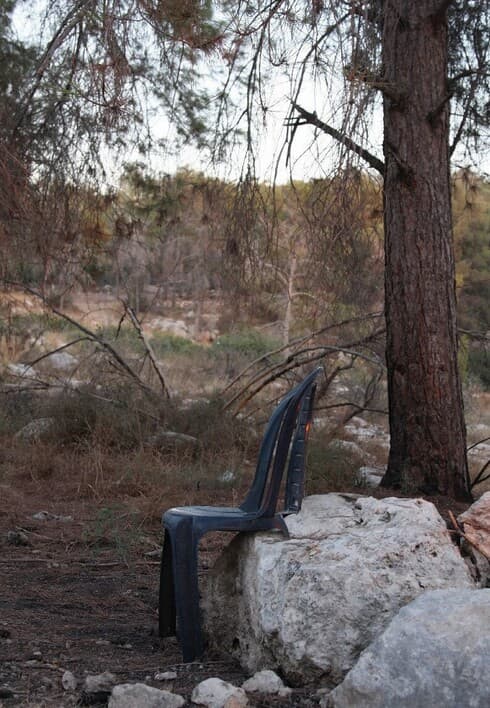 מתוך התערוכה "כיסאות מתבודדים"