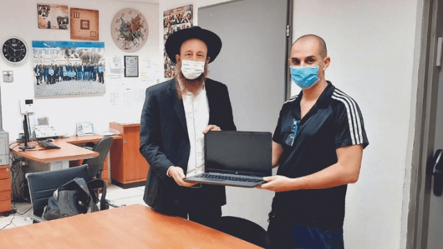 הרב מקאניק מקבל את המחשב בחזרה
