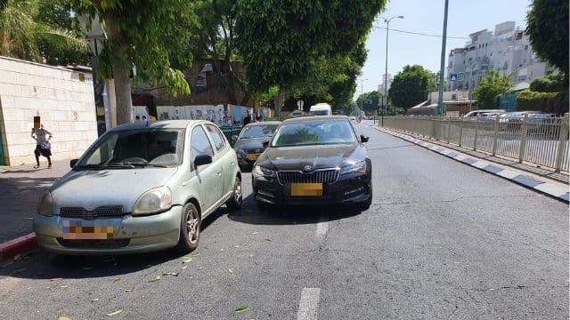 חנייה כפולה וחסימה של חלק מהנתיב