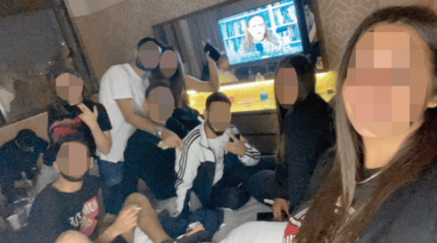 כך נראית אחת המסיבות במלונית הקורונה