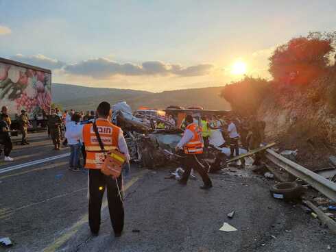 האוטובוס שהתהפך בזירת התאונה