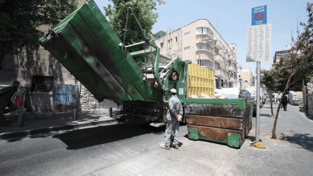 עובדים באגף ניקיון. הופרט לפני כשנתיים