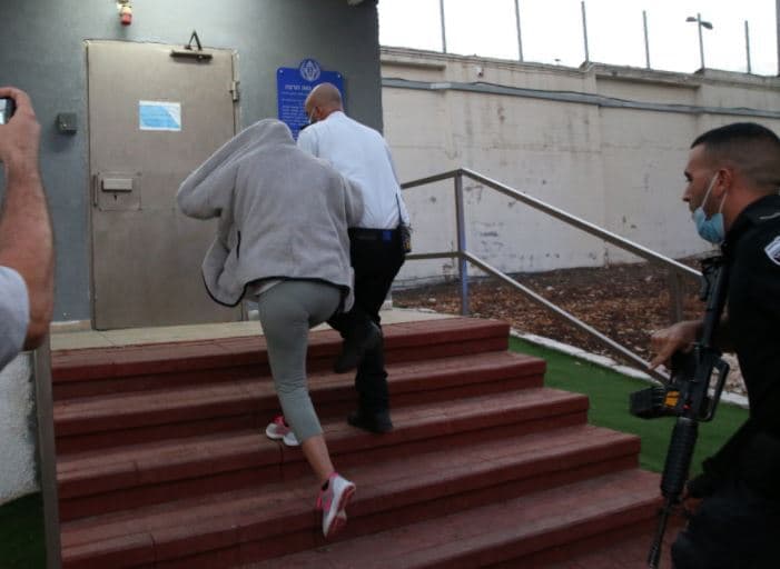 כרמל מעודה נכנסת לכלא נווה תרצה