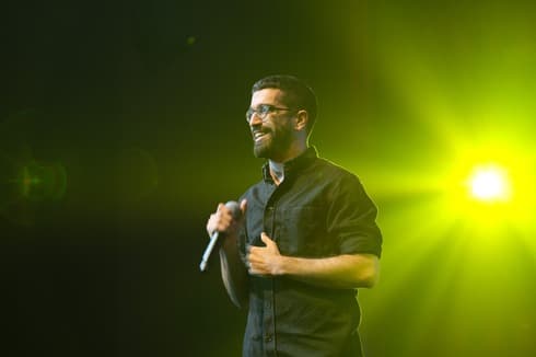 חנן בן ארי פתח את הערב (צילום: יוסי פנסו) חנן בן ארי פתח את הערב