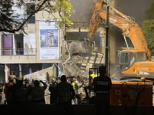 הריסת הבניין (צילום: רועי רובינשטיין) הריסת הבניין