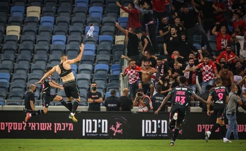 אבו עביד חוגג עם האוהדים אחרי השער השני. דרמת ענק