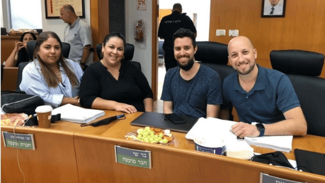 חברי סיעת "הצעירים" בחולון. חגגו את ההישג