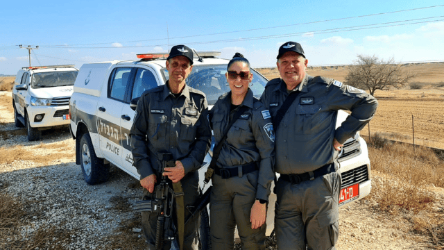 המתנדבת ציפורה חלפון (במרכז)
