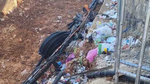 אשפה שהושלכה ליד עבודות הרכבת הקלה בבר אילן (צילום: ערן כהן) אשפה שהושלכה ליד עבודות הרכבת הקלה בבר אילן
