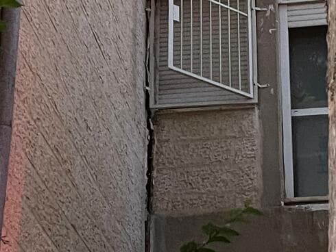 הסדק במבנה בבקעה שהוביל לפינוי זמני של תושבים