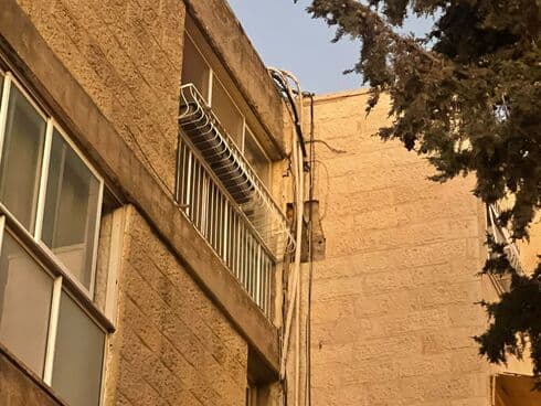 הסדקים בבניין ברחוב בן יפונה בבקעה