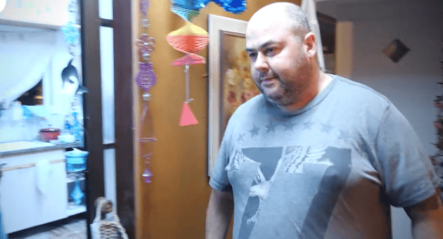לירן חולצה אפורה בסרטון