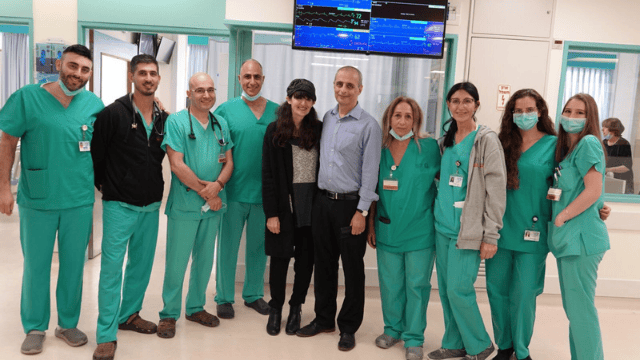 ד״ר בארי ורעייתו עם הצוות שהציל את חייו בשערי צדק ד״ר בארי ורעייתו עם הצוות שהציל את חייו בשערי צדק