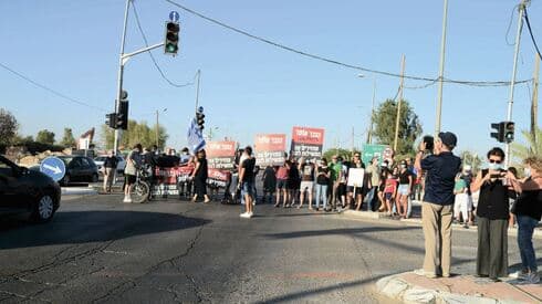 הפגנת תושבים בכניסה לעומר. נמאס מהאלימות והפרוטקשן