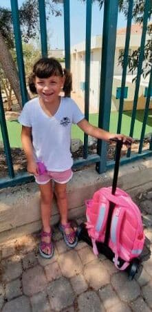 גילי קרוק ביום הראשון ללימודים בבית הספר. תחת השגחה