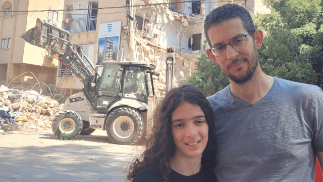 רפי אייזנברג ובתו הילה. השכנים הציעו בגדים ואוכל