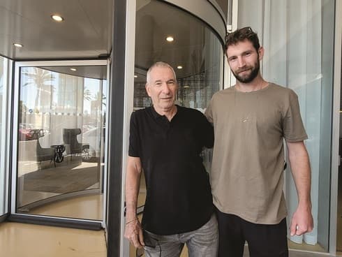זאב לנדס ובנו במלון פרימה השבוע. "נתח מחיינו נחתך"