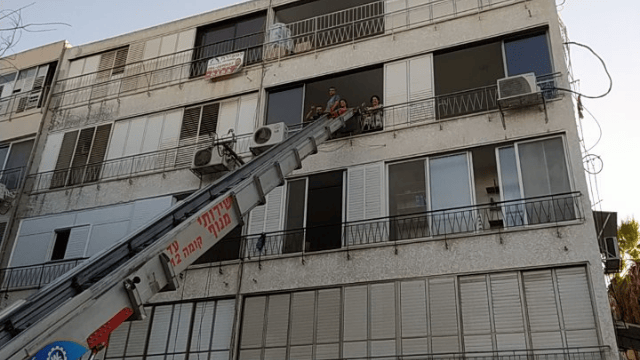 הבניין ברחוב סרלין בחולון. פינוי חפצים