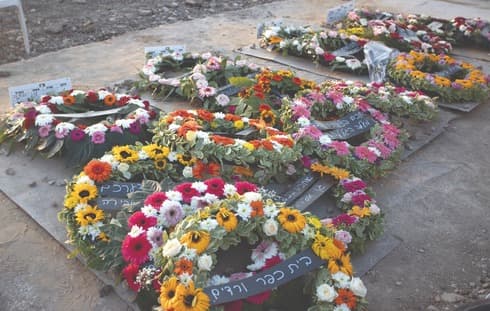 הקברים הטריים (צילום: גיל נחושתן) תאונה קטלנית בכביש 89