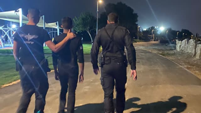 שוטרים וחשוד בידוי האבנים
