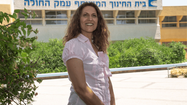 מנהלת בית ספר "עמק החולה" עדנה בז