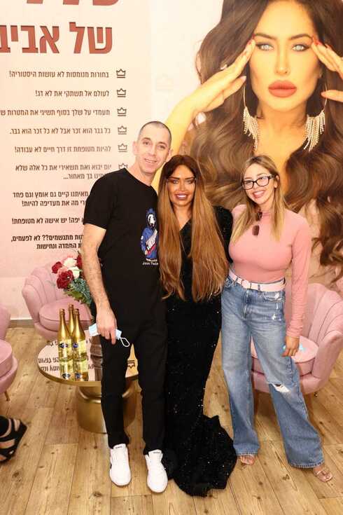 בר זוהר (במרכז) עם אור שפיץ ותמיר ורדי. חנות שניה בבאר שבע