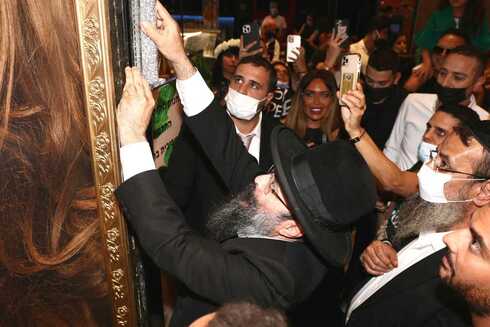 הרב 'הרנטגן' קובע מזוזה. תוכניות גדולות בהמשך